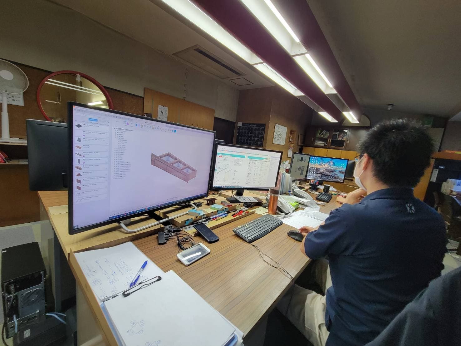 自社開発のCADで壁面収納を設計する社員