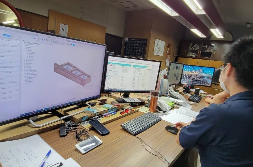 CAD で家具の図面を作成する様子