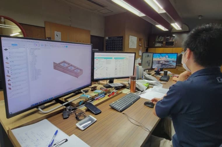 3DCADで家具の設計を行うデスクまわり